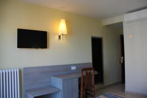 卡里拉的住宿－Terramar，墙上配有平面电视的房间