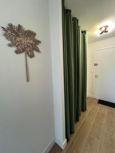 uma fila de cortinas verdes num corredor em Superbe Studio Cabine Vue Mer 3 étoiles * em La Grande-Motte