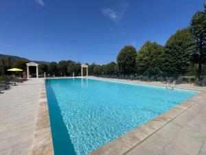 una gran piscina de agua azul en le 24 du château en Montbrun-les-Bains