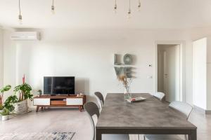 TV a/nebo společenská místnost v ubytování casa MEV è un attico in centro a Fiume Veneto + 31 fotografií