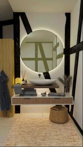 uma casa de banho com um espelho grande sobre uma mesa em Alte Mordgrube em Brand-Erbisdorf