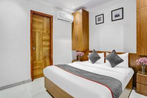 Postel nebo postele na pokoji v ubytování Super Capital O Hotel Moody Inn