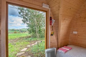 una camera con una grande finestra in una casa di legno di Finest Retreats - The Pods a Camerton