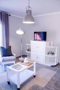ein Wohnzimmer mit einem Couchtisch und einem TV in der Unterkunft Neat & New Private 2 bedroom Backyard Flat. in Windhoek