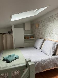 um quarto com uma cama com um bicho de peluche azul em Maisonnette plein centre 2/3p em Libourne