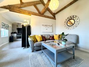 Ruang duduk di The Coppersmith - Warehouse Apartments, Lake District