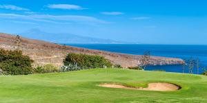 un campo de golf con el océano en el fondo en Casa VistaBonita-Oasis exclusivo, en Playa de Santiago