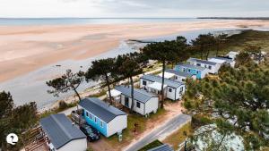 an overhead view of a row of houses on the beach at Camping Les Violettes in La Faute-sur-Mer