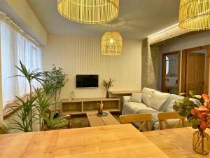 una sala de estar con un sofá y una mesa en Oniria Increíble piso centro Granada, en Granada
