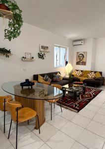 uma sala de estar com uma mesa e um sofá em Top location Sliema stylish rooms em Sliema