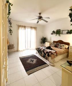 um quarto com uma cama e uma ventoinha de tecto em Top location Sliema stylish rooms em Sliema
