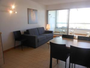 salon z kanapą i stołem w obiekcie APPT 2 PIECES 52m² + LOGGIA 7m² REF 4023 w mieście Le Castellas