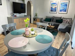 - une table à manger et des chaises dans le salon dans l'établissement Domek Kamień, à JeleÅ„ska Huta