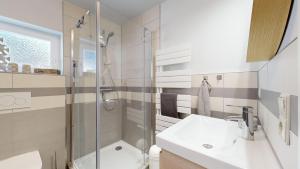 Bilik mandi di Ferienhaus Fischerhaus +50 gambar