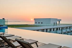 Η ανατολή ή δύση του ηλίου όπως φαίνεται από αυτό το διαμέρισμα ή από εκεί κοντά