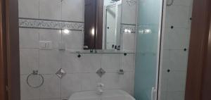 uma casa de banho com um WC, um lavatório e um espelho. em civico 53 em Rionero in Vulture
