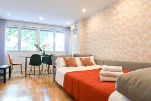 a bedroom with a bed and a table in a room at For You Rentals Apartamento Espacioso de Tres Dormitorios en Madrid ORE51 in Madrid
