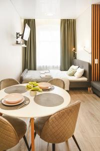 Cette chambre comprend une table, des chaises et un lit. dans l'établissement Wyjątkowe apartamenty w Centrum, à Wrocław