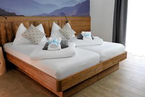 カヴァレーゼにあるMas dei Masiのベッド2台(上にぬいぐるみを乗せたベッド2台)
