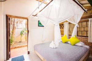 Giường trong phòng chung tại Cat Tien Farm Stay