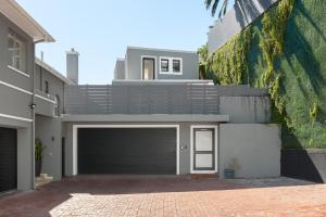 una casa con un garage davanti di Kloof Road Luxury Apartments a Città del Capo