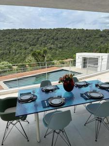een blauwe tafel en stoelen op het balkon bij VILLA ARTSY - Fully renovated villa with pool, AC, wi-fi - 8 ppl in Vence