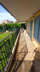 - un balcon avec une clôture et un chat assis dans l'établissement Marinella al Mare, à Marinella di Sarzana