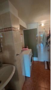 La salle de bains est pourvue de toilettes, d'un lavabo et d'une douche. dans l'établissement Marinella al Mare, à Marinella di Sarzana