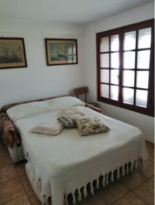 - un lit dans une chambre avec 2 oreillers dans l'établissement Marinella al Mare, à Marinella di Sarzana