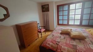 - une chambre avec un lit, une commode et une fenêtre dans l'établissement Marinella al Mare, à Marinella di Sarzana