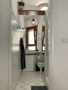 Ein Badezimmer in der Unterkunft City Apartment Acqui Terme