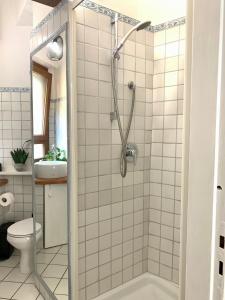 ein Bad mit einer Dusche, einem WC und einem Waschbecken in der Unterkunft City Apartment Acqui Terme in Acqui Terme