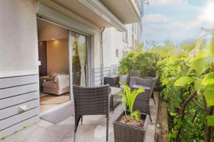 eine Terrasse mit Korbstühlen und einem Tisch auf dem Balkon in der Unterkunft Schöne Wohnung mit Terrasse Nähe Airport in Schönefeld