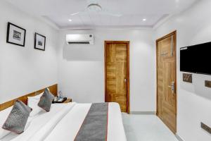 TV a/nebo společenská místnost v ubytování Super Capital O Hotel Moody Inn