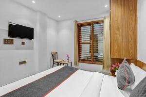 TV a/nebo společenská místnost v ubytování Super Capital O Hotel Moody Inn