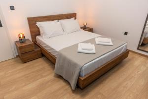 1 dormitorio con 1 cama con 2 toallas en Where Dreams Attend Address!, en Atenas
