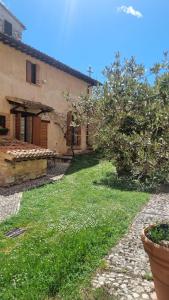 zewnętrzny widok na dom z ogródkiem w obiekcie La Casa di LucaPietro Dimora Storica w mieście Spoleto
