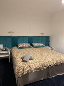 1 dormitorio con 1 cama con 2 almohadas en Aylesford Guesthouse en Kent