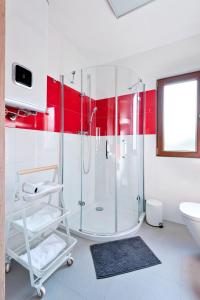 Ванна кімната в BIESZCZADZKI RAJ Luksusowe domki z MiniSpa nad jeziorem 608-280-713