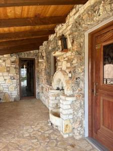クサミルにあるVilla Kolonjaの石造りの家