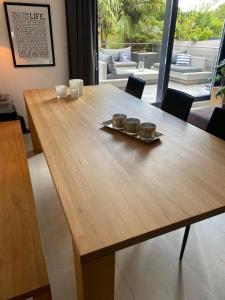 a wooden table with two bowls on top of it at Sonnendeck exklusives Haus in Meerbusch - Wellness Oase Whirlpool & Grill in Meerbusch