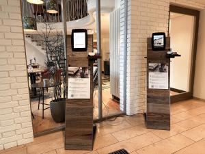 キールにあるホテル ベルリナー ホフの携帯電話を展示した店舗の表示