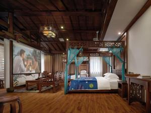 Lee's Boutique Resort في تشانغجياجيه: غرفة نوم مع سرير بمظلة زرقاء