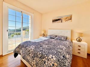 ein Schlafzimmer mit einem Bett und einem großen Fenster in der Unterkunft Cardina CostaBravaSi in Sant Feliu de Guixols + 43 Fotos