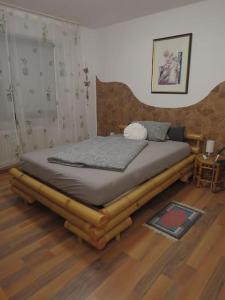 uma cama com uma estrutura de madeira num quarto em Ferienwohnung Mia em Tirschenreuth