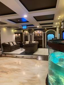 延布的住宿－Al Fanar Al Alamaya 3- Hay'aa Malakeya entrance，客厅中央的水族箱