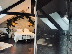 デュルビュイにあるLa Grainerieのベッドルーム1室(白いシーツと枕のベッド1台付)