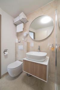 bagno con lavandino, servizi igienici e specchio di Apartments Pamer, 4th floor a Zagabria