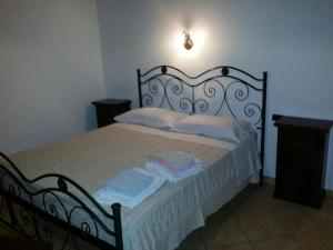 een slaapkamer met een bed met twee handdoeken erop bij Mission Relax 1 in Lampedusa