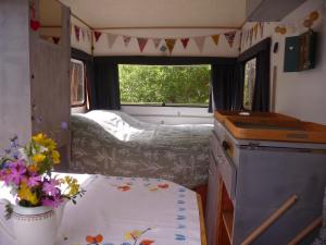 Postel nebo postele na pokoji v ubytování Chambre d'hôtes Suite 53m2 ou Caravane vintage avec cuisine et salle de bains privées, B&B 53m2 Suite or Vintage caravan with private kitchen and bathroom